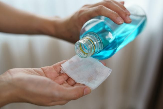 Vinegar and rubbing alcohol cleaning solution